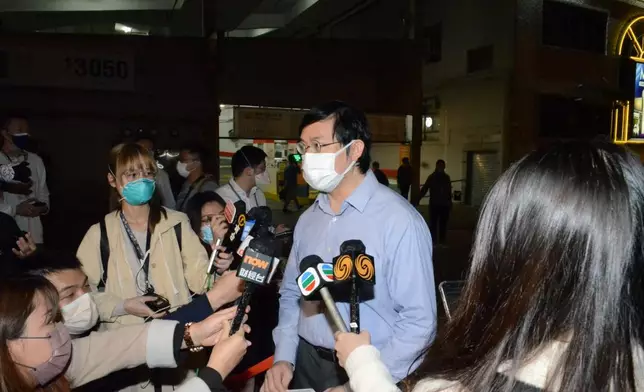 衞生防護中心、環保署及袁國勇等人視察出現垂直傳播的豪苑。