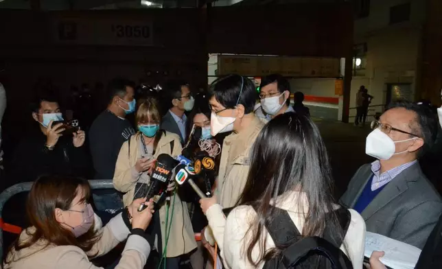 袁國勇提醒居民要倒水落排水口。