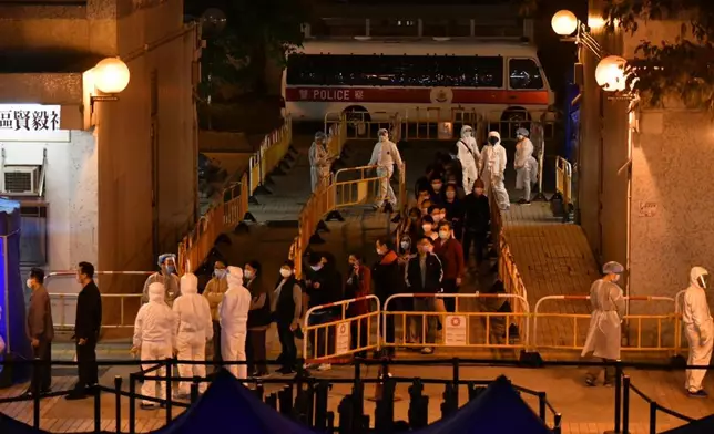 大窩口邨富德樓居民接受檢測。