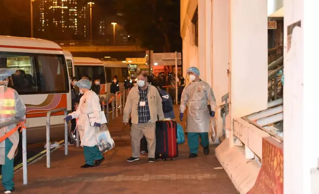 居民漏夜拖行李緊急撤離。