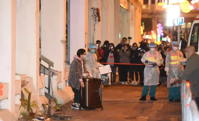 居民漏夜拖行李緊急撤離。