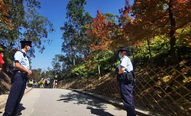 元朗警區安排軍裝人員巡邏和指揮交通。facebook圖片