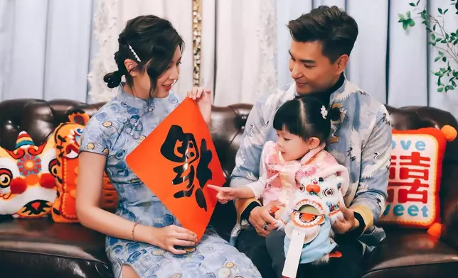 陳展鵬日前晒全家福，老婆Phoebe已經遮住個肚。