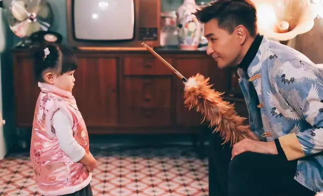 陳展鵬本身扮到想幫小豬比開年咁款。