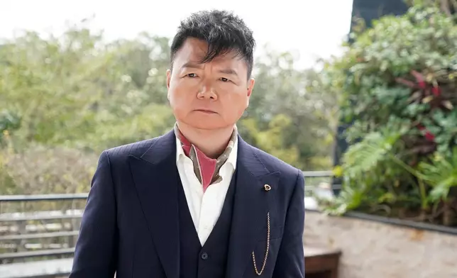 艾威飾演何啟禮，是馬耀堂等人的表舅父。