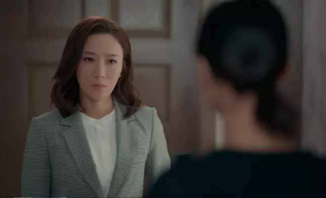 甄芯個氣場亦冇話佔下風。