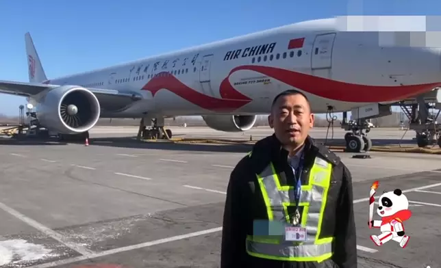 國航地面服務部全球行李服務中心T3C區域的一名基層黨支部書記袁文勝，成為了北京2022年冬奧會火炬傳遞的120號火炬手。中国国航官博图片