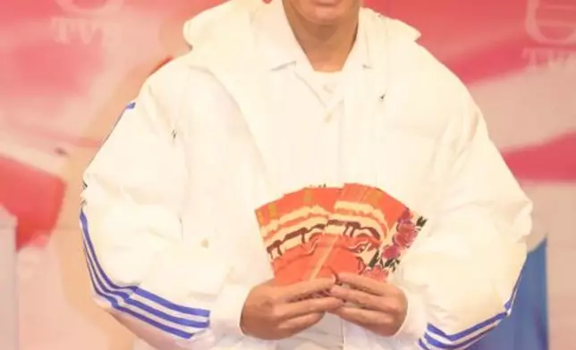 新年期間，安仔留在家中為太太及孩子「煮飯仔」。