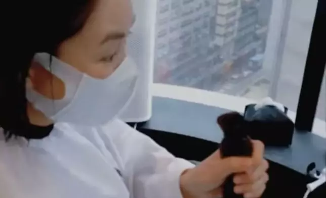 不過蘇麗珊拿起頭髮，表現興奮多過傷心。