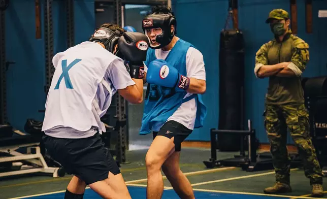 譚俊彥(白背心)VS Leo，留意 Leo 眼神好有戰意。