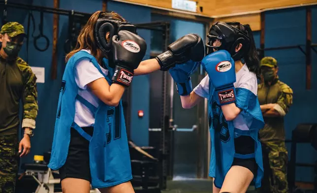 女子組方面，Purple(面向鏡頭)同Honey的對打相當精彩，因為勢均力敵。