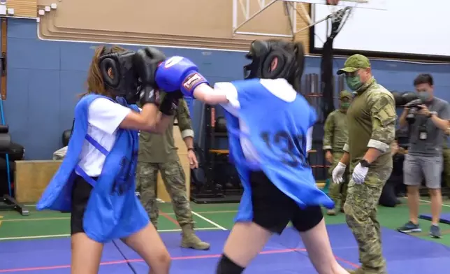 Purple有一段時間係咁撳住Honey嚟打。