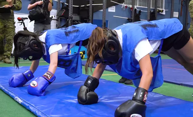 喺對打之前，教官要求所有人做「拳上壓」，目的係想佢哋攰啲，然後睇吓眾人如何 喺好攰嘅情況之下戰勝自己，遇強愈強。