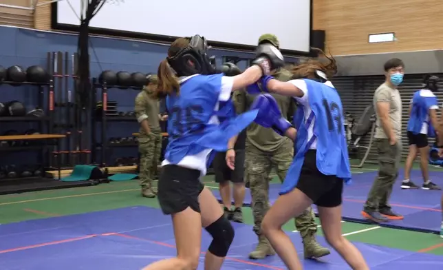 Cindy(背向鏡頭)出盡腰力咁向Honey發動進攻。