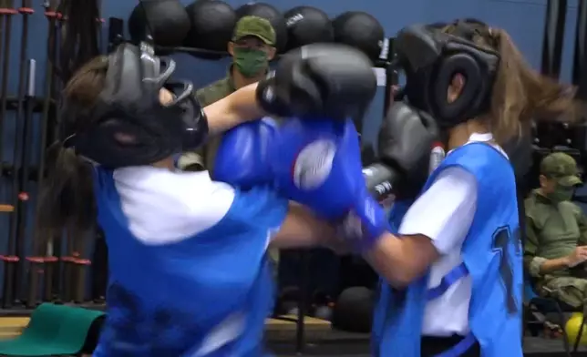 Cindy(左)呢吓出拳夠晒快狠準。