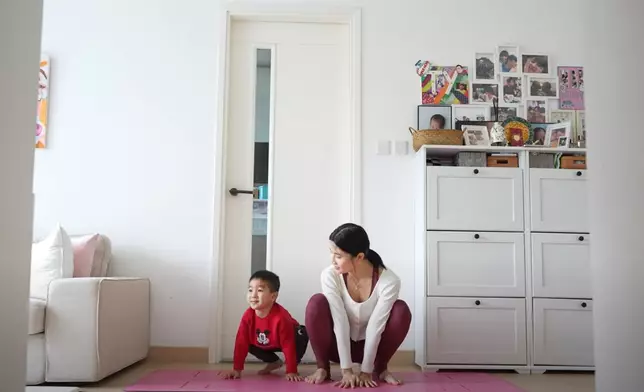 Coffee與囝囝翟伯伯做親子運動。