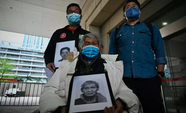 有人帶同遺照到場。