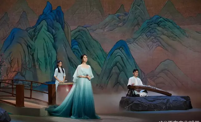 千嬅穿上藍色漸變紗裙亮相節目，仙氣飄飄演繹清明詩意。