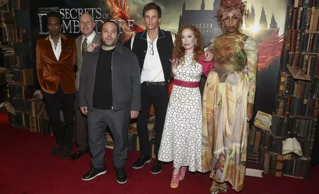 《怪獸與鄧不利多的秘密》首映禮今在紐約舉行，艾薩米勒繼續無影。（AP圖片）