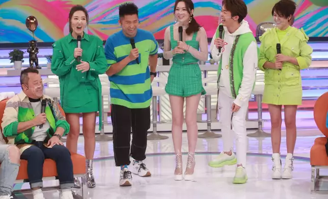 趁住志偉同嘉樂轉做參賽者，今集一班主持變得嘴 Gel Gel。