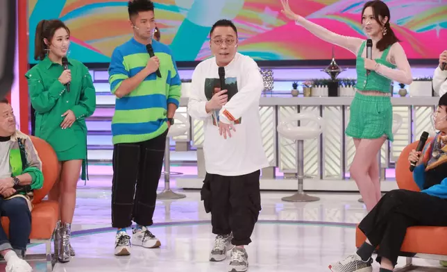 C君落足力講故仔。