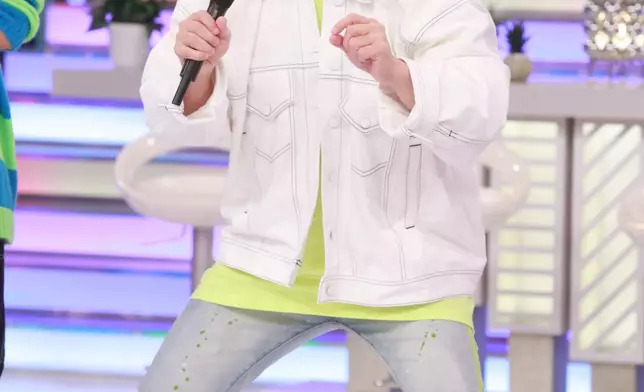 嘉樂講故仔時做埋動作，好鬼投入。