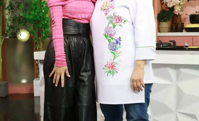 姜麗文(Lesley)獻出第一次，與蕭秀香(三姐)合拍飲食節目，化身「小助廚」協助三姐，更趁機向三姐討教入廚心得。