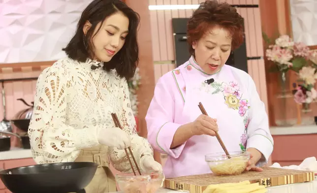 三姐與Lesley認真地炮製美食，希望做到「色香味美」的家常餸菜。