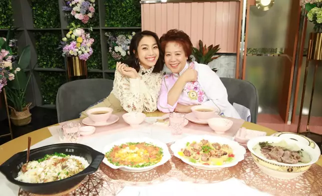 二人共同享用一起烹調岀來的成品，令人垂涎三尺。