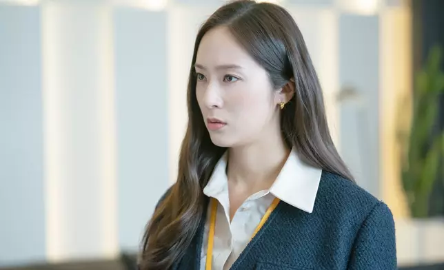 Krystal飾演盧高鎮的秘書「李晨阿」（Disney+資料圖片）