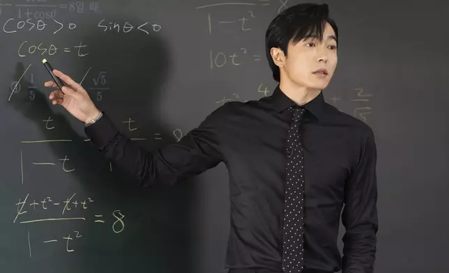 金材昱飾演補習天王「盧高鎮」（Disney+資料圖片）