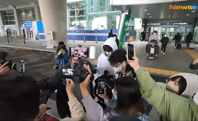 抵達仁川機場時被傳媒和粉絲包圍（網上圖片）