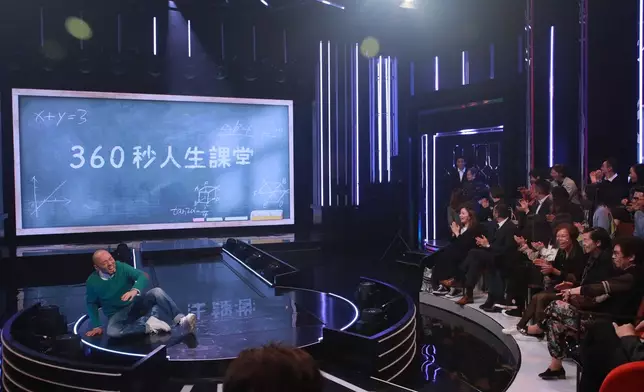 遊完電視城後，仲帶埋戴媽媽上台搵戴耀明，搞到明仔嚇到腳軟。