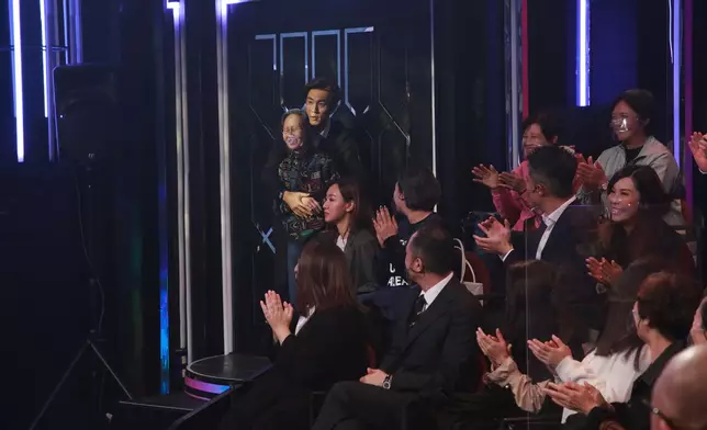 齋單眼神同肢體語言，都知譚俊彥有幾錫戴媽媽同戴耀明。