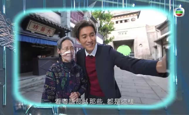 譚俊彥仲不斷幫戴媽媽影相。