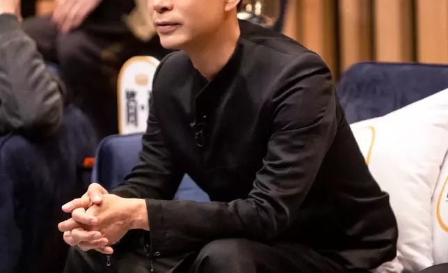 坐在後台的李克勤忍不住稱讚：「真假音用得蠻好！」