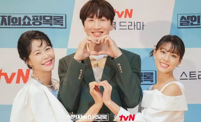 光洙在新劇中與陳熙瓊飾演母子，和雪炫則是交往20年的情侶（網上圖片）