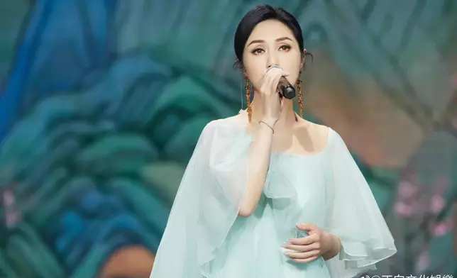 楊千嬅再登央視節目表演。