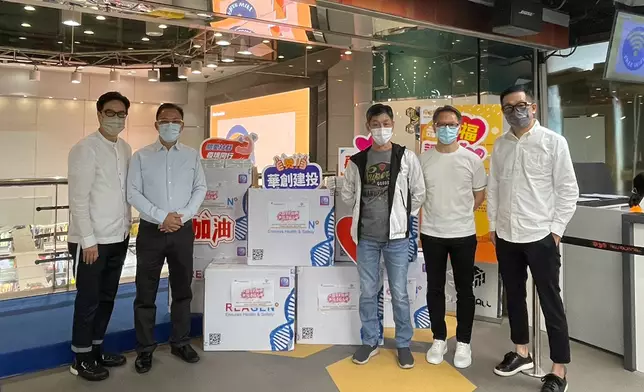 華創建投租務部團隊與提供防疫物資的組織代表