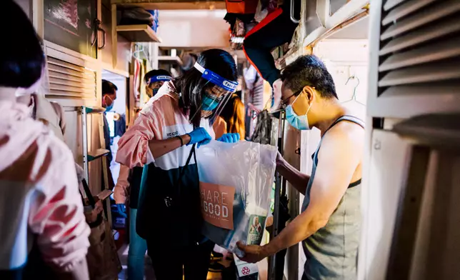 義工派送物資給基層家庭。