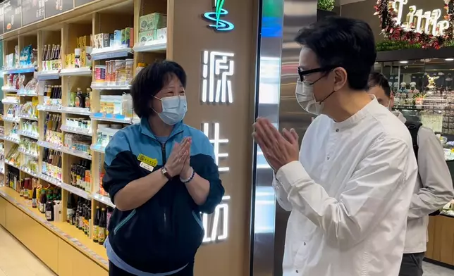 租戶向華創建投物業管理及租務部總監周永傑（右）表示感謝