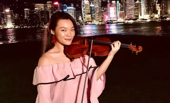 Janees學咗小提琴16年，依家已經係專業嘅小提琴演奏家喇。