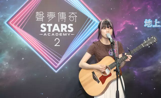 李茵彤（Desta）自彈自唱《娛樂人生》。