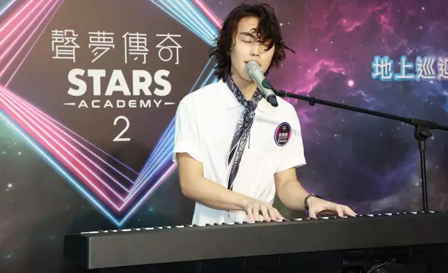 Duncan自彈自唱《傾城》。