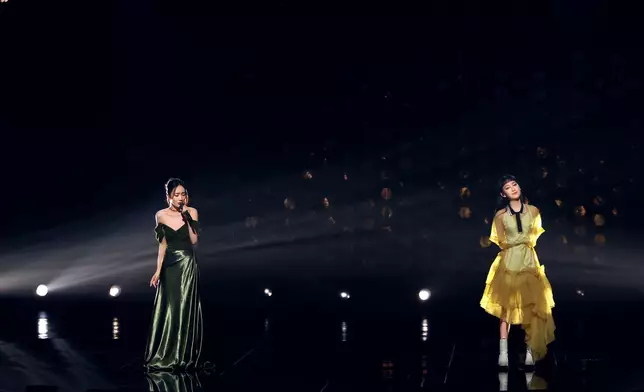 Gigi與內地歌手劉惜君合唱《念親恩》時真情流露，感動唔少網民。