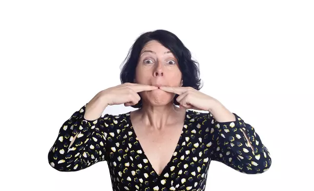 海野ほたて表示用兩指食指放進嘴裡的方法，原理都是一樣。(設計圖片)