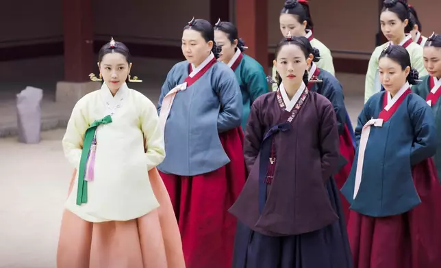 姜漢娜（右前）飾演以朴玉娥身份入宮的劉貞(Disney+提供劇照)