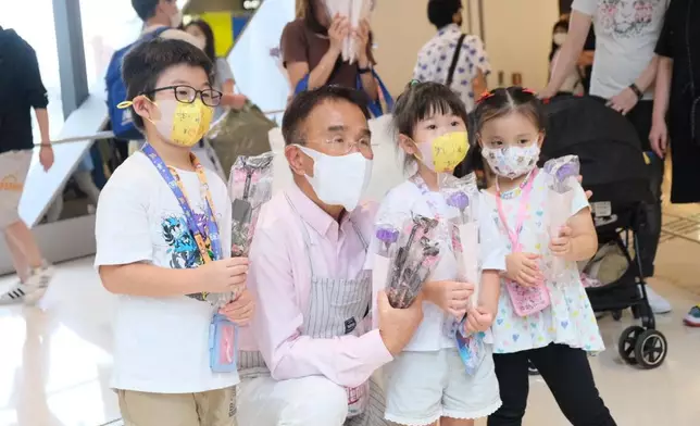 田北辰落區向市民派花。田北辰FB