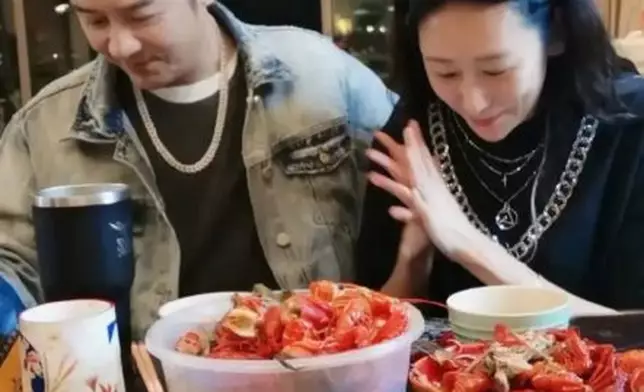 日前一齊開直播食小龍蝦。