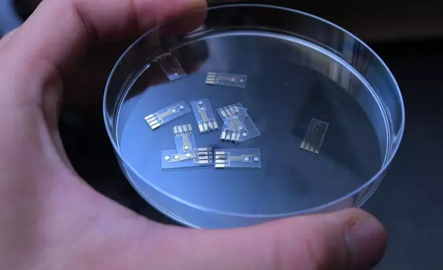 理大利用有機電化學晶體管技術（OECT），研發一款便攜式新冠病毒抗體檢測儀，以檢測出人體內是否存有新冠病毒抗體。